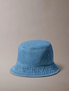 Bucket hat i tvättad denim med broderat logo Bucket hat i tvättad denim med broderat logo
