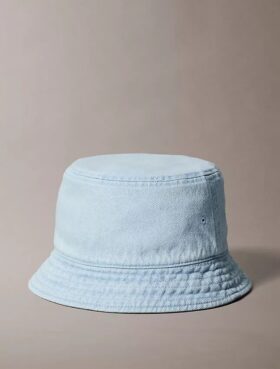 Bucket hat i tvättad denim med broderat logo Bucket hat i tvättad denim med broderat logo