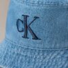 Bucket hat i tvättad denim med broderat logo Bucket hat i tvättad denim med broderat logo