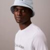 Bucket hat i tvättad denim med broderat logo Bucket hat i tvättad denim med broderat logo