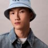 Bucket hat i tvättad denim med broderat logo Bucket hat i tvättad denim med broderat logo