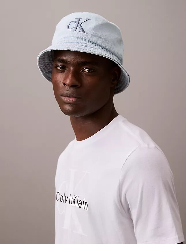 Bucket hat i tvättad denim med broderat logo Bucket hat i tvättad denim med broderat logo