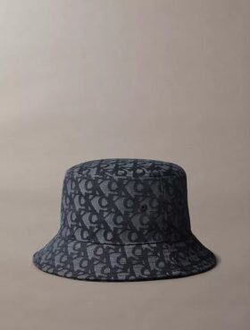 Bucket hat med monogrammönster över hela ytan