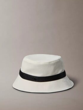Buckethat i canvas