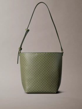 Bucketväska med emblem-logotyp över hela ytan och medföljande påse
