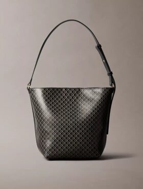 Bucketväska med emblem-logotyp över hela ytan och medföljande påse Bucketväska med emblem-logotyp över hela ytan och medföljande påse