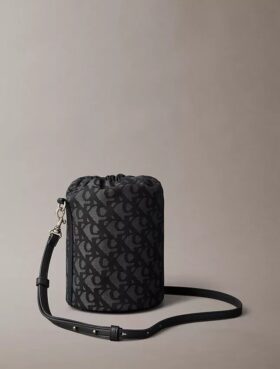 Bucketväska med Monogram-mönster över hela ytan