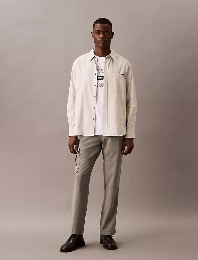 Cargo-byxor i lyocellblandning med raka ben och tvättad look Cargo-byxor i lyocellblandning med raka ben och tvättad look