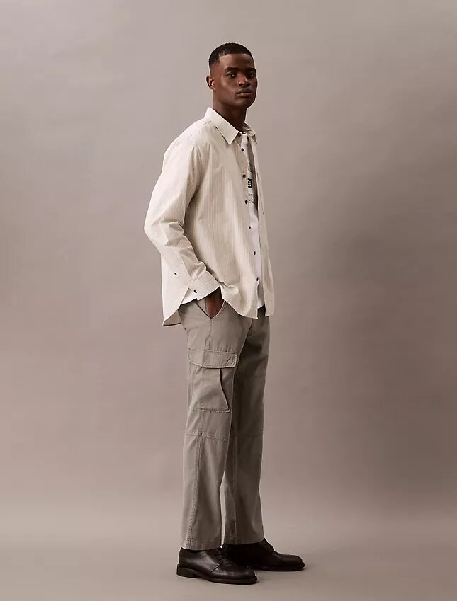 Cargo-byxor i lyocellblandning med raka ben och tvättad look Cargo-byxor i lyocellblandning med raka ben och tvättad look