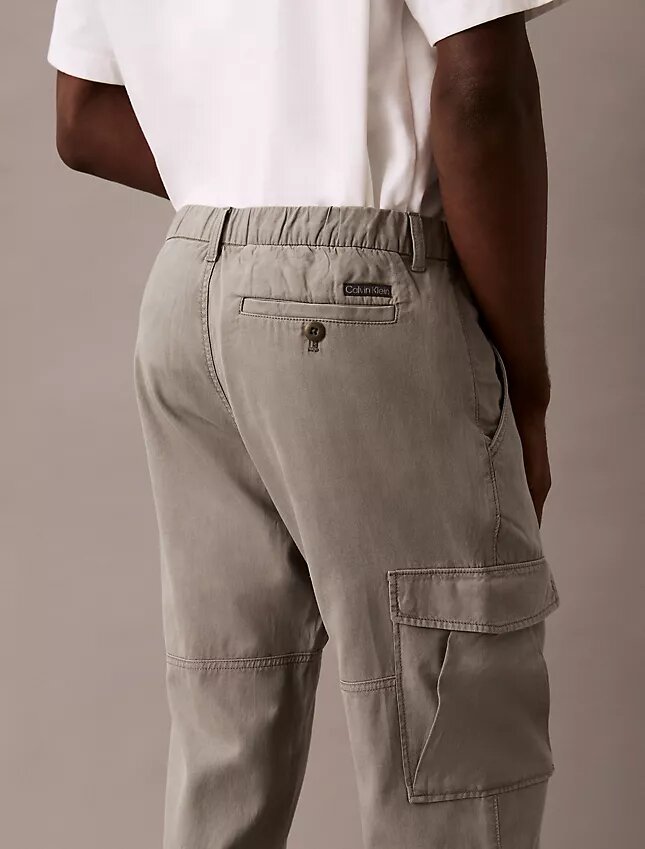 Cargo-byxor i lyocellblandning med raka ben och tvättad look Cargo-byxor i lyocellblandning med raka ben och tvättad look