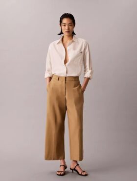 Chinobyxor med vid ben och kort längd