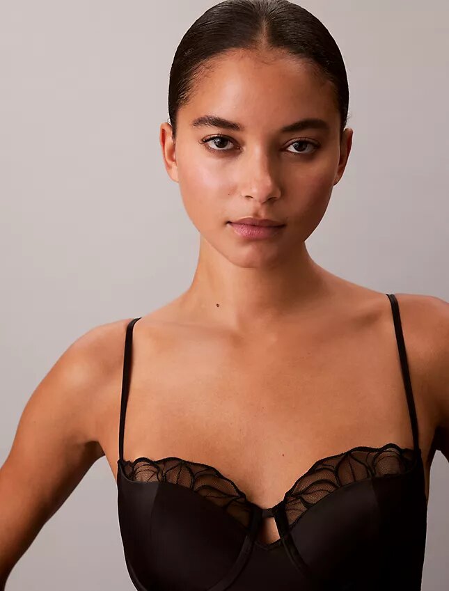 CK Black bodysuit i blommig spets CK Black bodysuit i blommig spets