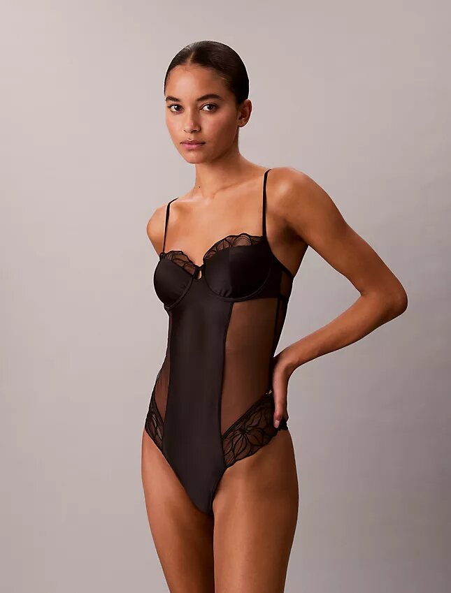 CK Black bodysuit i blommig spets CK Black bodysuit i blommig spets