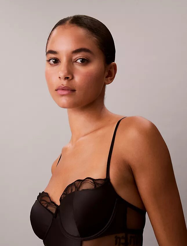 CK Black bodysuit i blommig spets CK Black bodysuit i blommig spets