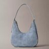Crossbody-väska i denim med halvmåneform och logotyp