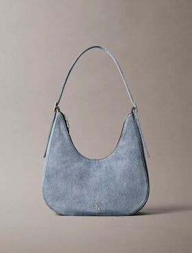 Crossbody-väska i denim med halvmåneform och logotyp