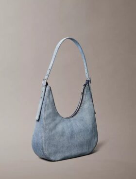 Crossbody-väska i denim med halvmåneform och logotyp