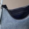 Crossbody-väska i denim med halvmåneform och logotyp