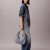 Crossbody-väska i denim med halvmåneform och logotyp