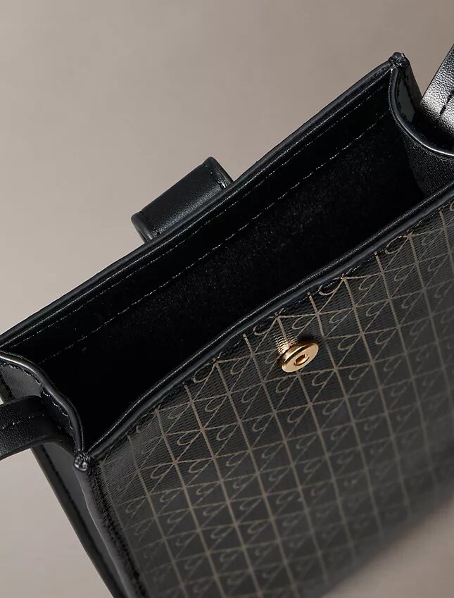 Crossbody-väska med emblem-logotyp över hela ytan Crossbody-väska med emblem-logotyp över hela ytan