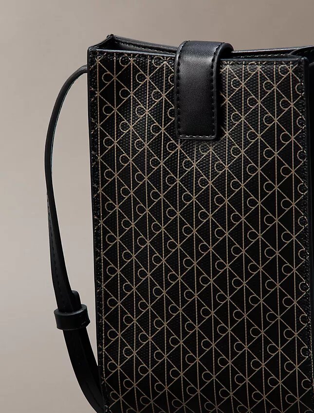 Crossbody-väska med emblem-logotyp över hela ytan Crossbody-väska med emblem-logotyp över hela ytan