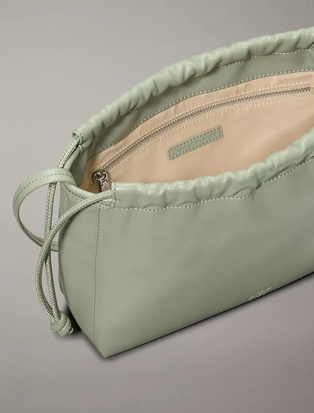 Crossbody-väska med Monogram och dragsko Crossbody-väska med Monogram och dragsko
