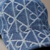 Denim-baseballkeps med emblem-logotyp över hela ytan