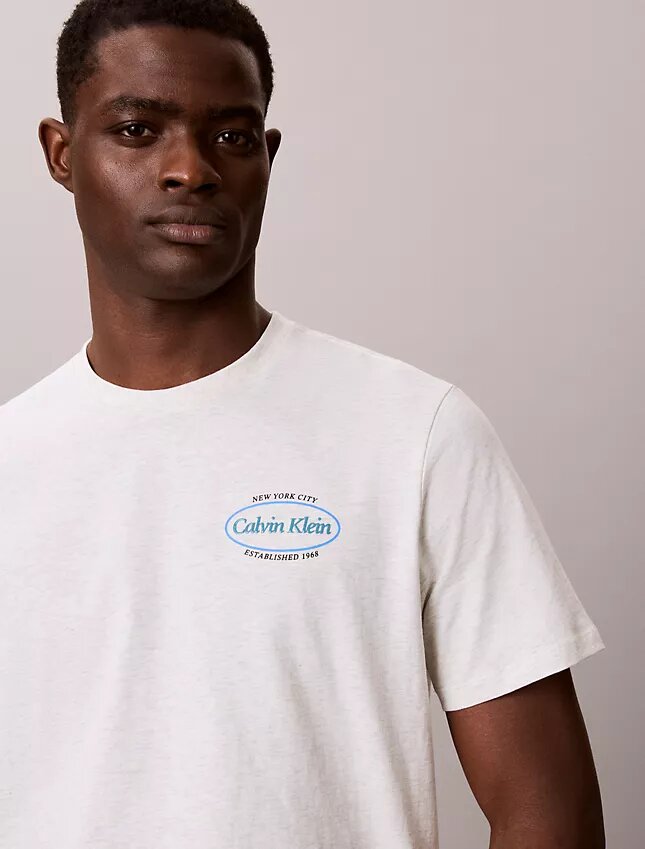Diner Calvin Klein T-shirt med grafiskt logo Diner Calvin Klein T-shirt med grafiskt logo