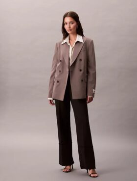 Dubbelknäppt blazer i en blandning av ull och gabardin Dubbelknäppt blazer i en blandning av ull och gabardin