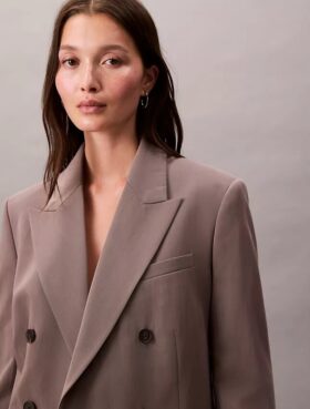 Dubbelknäppt blazer i en blandning av ull och gabardin Dubbelknäppt blazer i en blandning av ull och gabardin