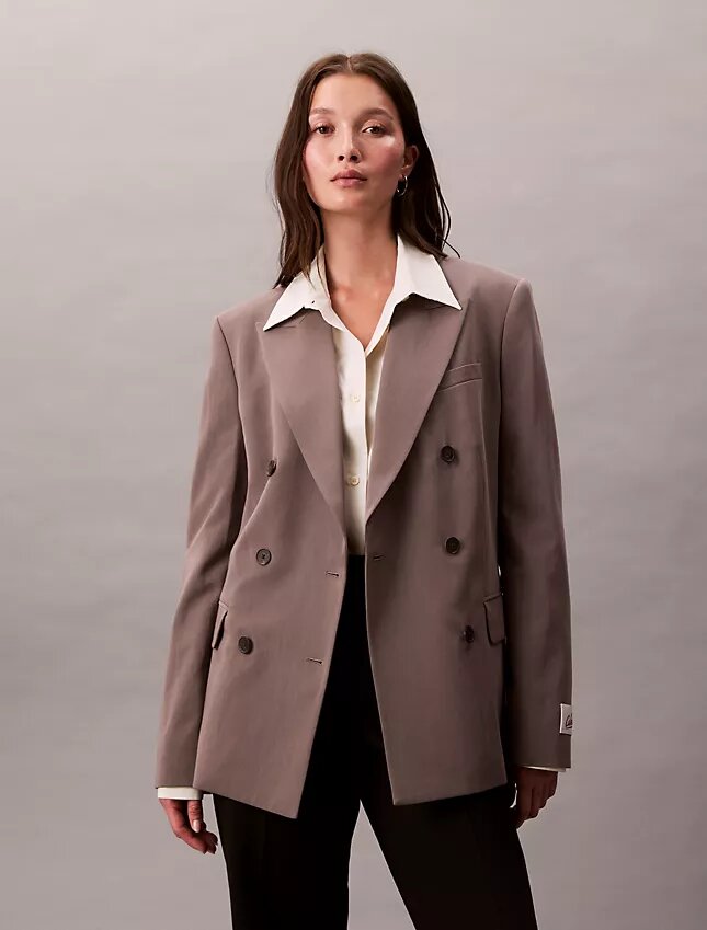 Dubbelknäppt blazer i en blandning av ull och gabardin Dubbelknäppt blazer i en blandning av ull och gabardin