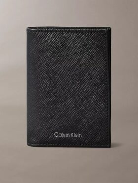 Elegant kompakt bifold-plånbok i Saffiano Elegant kompakt bifold-plånbok i Saffiano