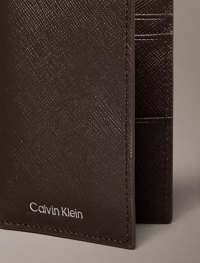 Elegant kompakt bifold-plånbok i Saffiano Elegant kompakt bifold-plånbok i Saffiano