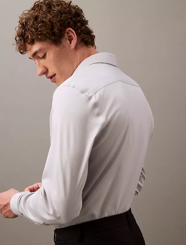 Elegant, smal stretchskjorta med knappar Elegant, smal stretchskjorta med knappar