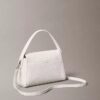 Emblem-logotyp Metallbeslag Pebble-axelväska Emblem-logotyp Metallbeslag Pebble-axelväska