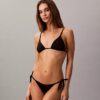 Enfärgad bikini-underdel med knytband i sidorna Enfärgad bikini-underdel med knytband i sidorna