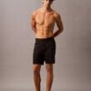 Enfärgade badshorts med 18 cm innerbenslängd Enfärgade badshorts med 18 cm innerbenslängd