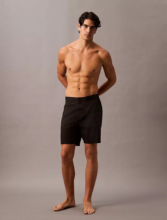 Enfärgade badshorts med 18 cm innerbenslängd Enfärgade badshorts med 18 cm innerbenslängd
