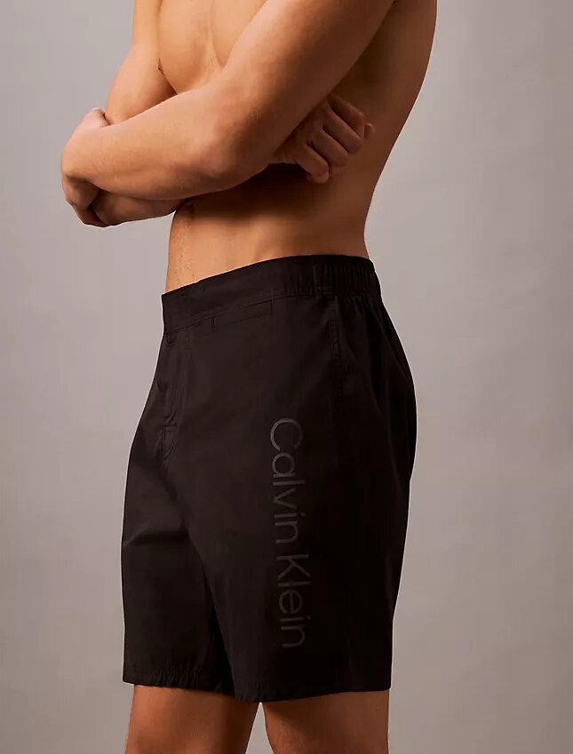 Enfärgade badshorts med 18 cm innerbenslängd Enfärgade badshorts med 18 cm innerbenslängd