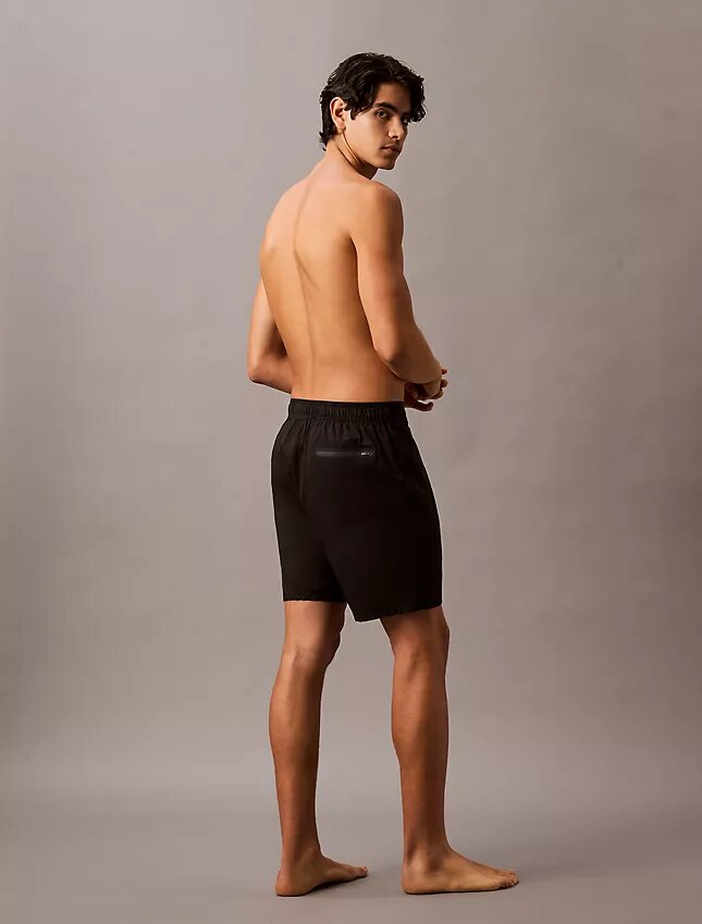Enfärgade badshorts med 18 cm innerbenslängd Enfärgade badshorts med 18 cm innerbenslängd
