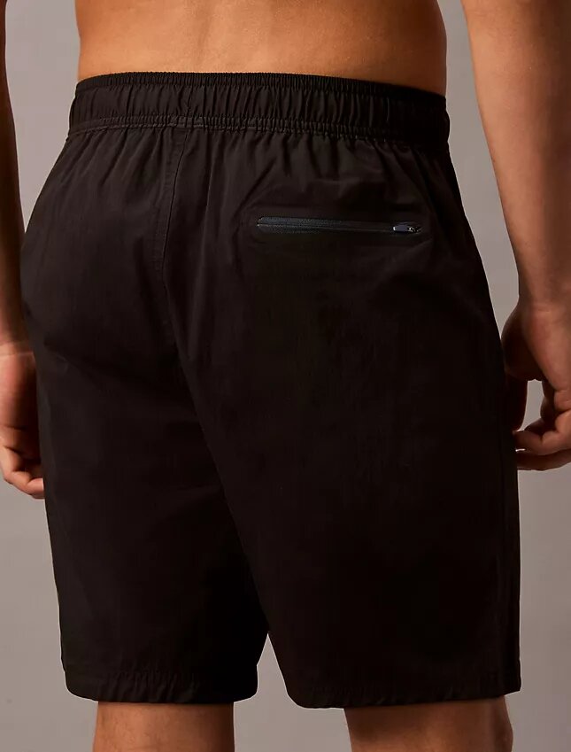 Enfärgade badshorts med 18 cm innerbenslängd Enfärgade badshorts med 18 cm innerbenslängd