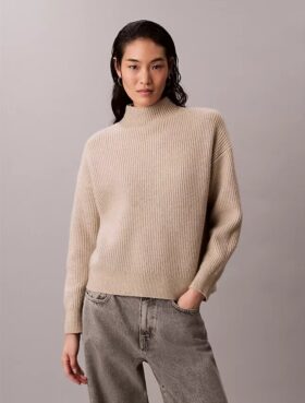 Finribbad, avslappnad tröja med hög hals Finribbad, avslappnad tröja med hög hals