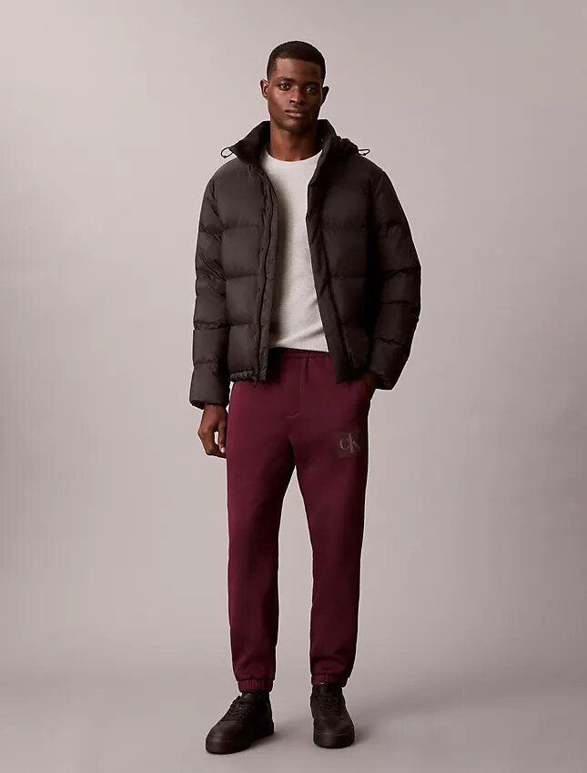 Fleece-joggingbyxor med Monogram-grafik Fleece-joggingbyxor med Monogram-grafik
