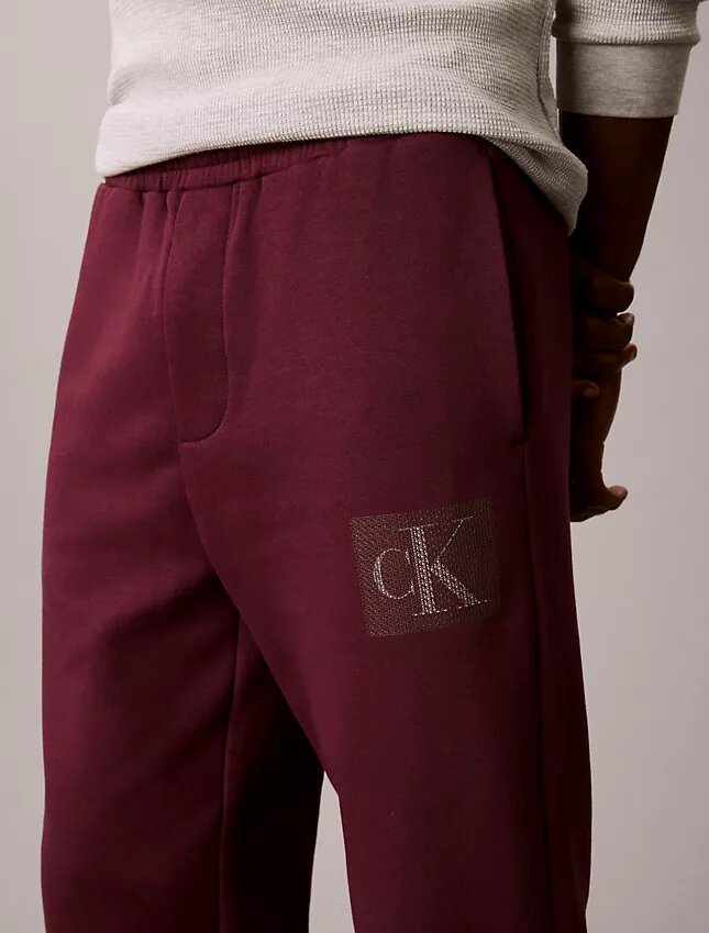 Fleece-joggingbyxor med Monogram-grafik Fleece-joggingbyxor med Monogram-grafik