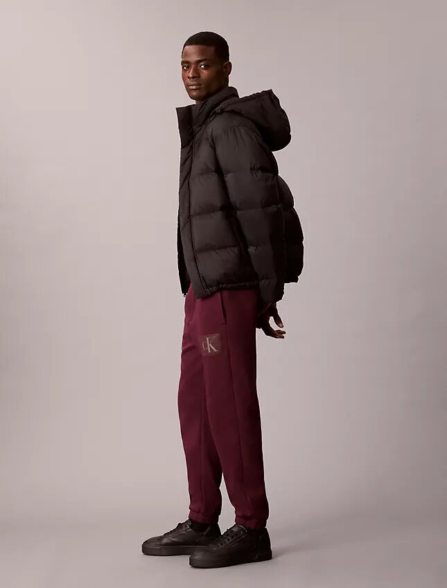Fleece-joggingbyxor med Monogram-grafik Fleece-joggingbyxor med Monogram-grafik