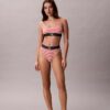 Grafisk monogram-Thong i stretchig Microfiber Grafisk monogram-Thong i stretchig Microfiber