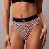 Grafisk monogram-Thong i stretchig Microfiber Grafisk monogram-Thong i stretchig Microfiber