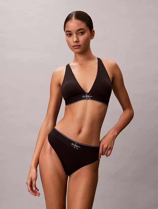 Grafisk monogram-Thong i stretchig Microfiber Grafisk monogram-Thong i stretchig Microfiber
