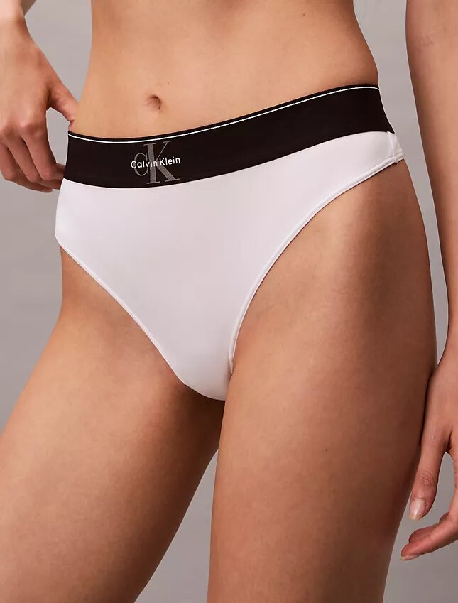 Grafisk monogram-Thong i stretchig Microfiber Grafisk monogram-Thong i stretchig Microfiber