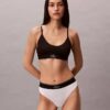 Grafisk monogram-Thong i stretchig Microfiber Grafisk monogram-Thong i stretchig Microfiber